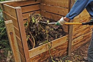 Compostagem sendo feita em um jardim grande.