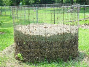 Para melhor aeração, em muitas fazendas assim é feita a compostagem.